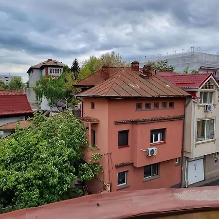 Cozy Apartment Near City Center-3